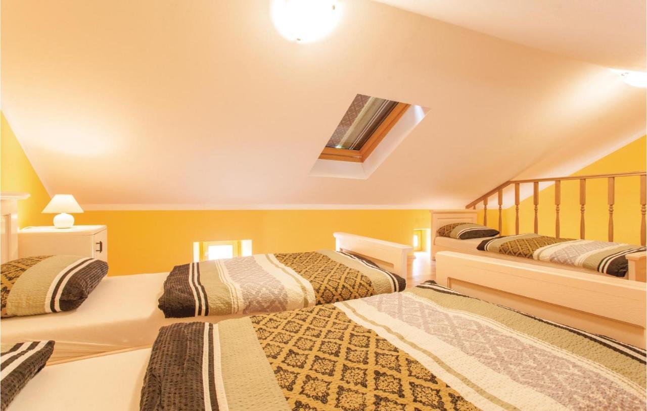 1 Bedroom Beautiful Apartment In Omisalj Bagian luar foto