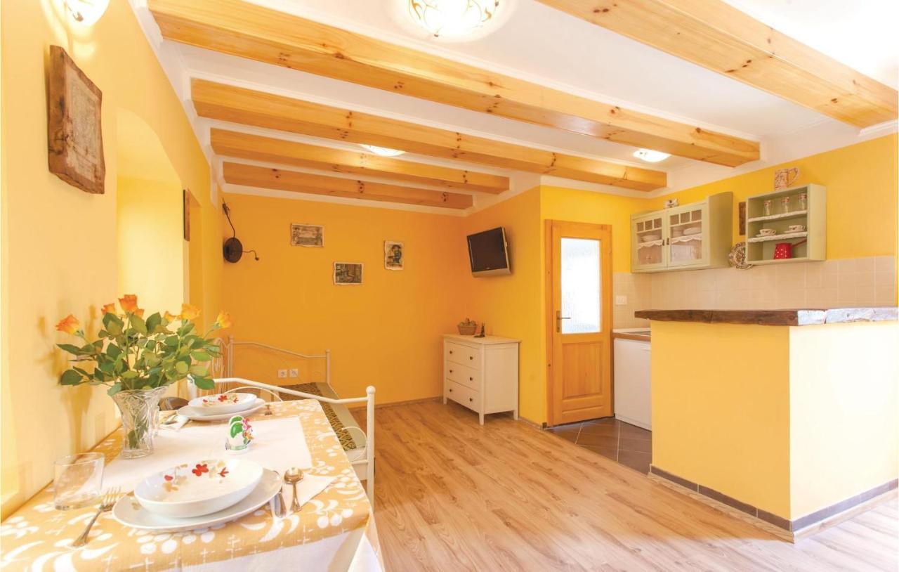 1 Bedroom Beautiful Apartment In Omisalj Bagian luar foto