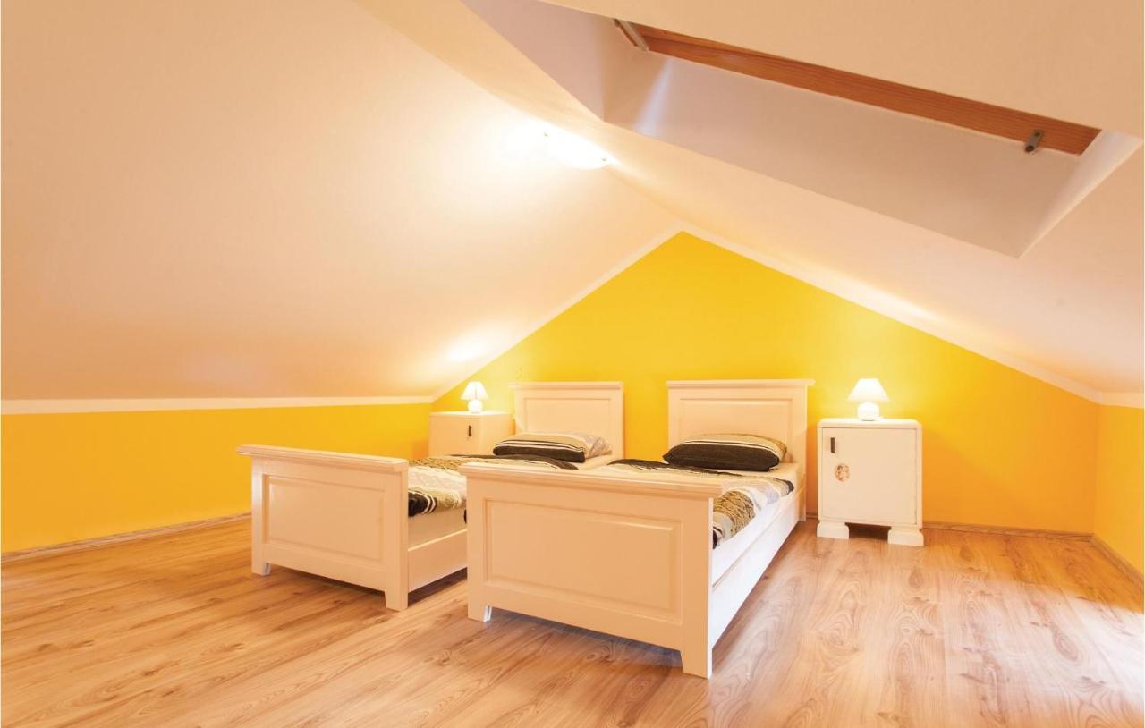 1 Bedroom Beautiful Apartment In Omisalj Bagian luar foto